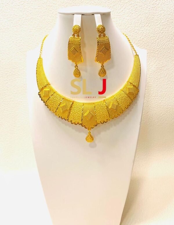 Adira Bold Collar